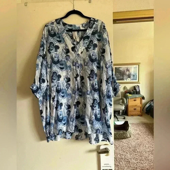 Melissa McCarthy Seven7 Tops - Melissa McCarthy for Seven Jeans white and blue v-neck blouse with pockets